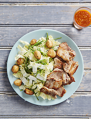 포토 JPG 한식 실내 사람없음 샐러드 양념 삼겹살 부추 마늘구이 나무배경 국내포토 음식 백그라운드 채소 돼지고기 내부 구이 파일형식