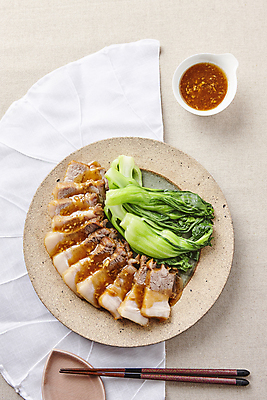 포토 JPG 한식 실내 사람없음 양념 삼겹살 간장 청경채 조림 베이지색배경 국내포토 음식 백그라운드 채소 돼지고기 내부 베이지색 파일형식