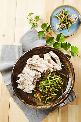 포토 JPG 실내 돼지고기 사람없음 부추 등갈비 부추무침 수육 나무배경 국내포토 한식 백그라운드 채소 육류 내부 무침 파일형식