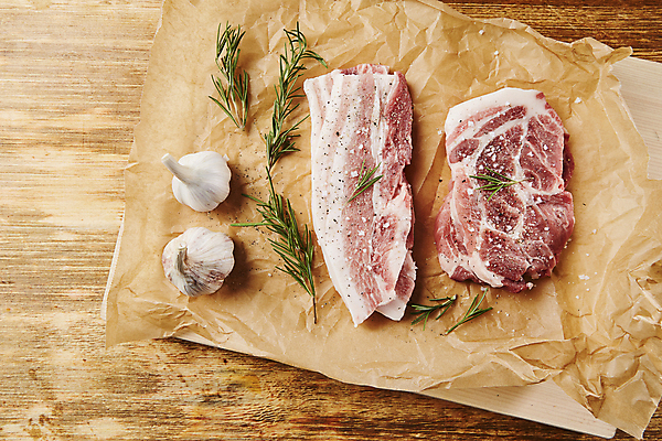 포토 JPG 실내 돼지고기 사람없음 삼겹살 날것 소금 후추 로즈메리 통마늘 목심 종이호일 나무배경 국내포토 백그라운드 마늘 육류 내부 허브 향신료 파일형식