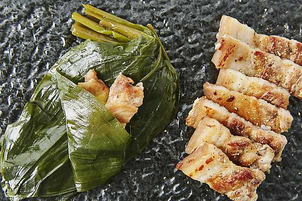 포토 JPG 검은배경 실내 돼지고기 사람없음 구이 삼겹살 오겹살 명이나물 국내포토 음식 백그라운드 육류 내부 검은색 나물 파일형식