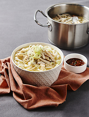 포토 JPG 회색배경 실내 사람없음 닭고기 양념 냄비 칼국수 닭칼국수 국내포토 한식 백그라운드 육류 내부 회색 솥 국수 파일형식