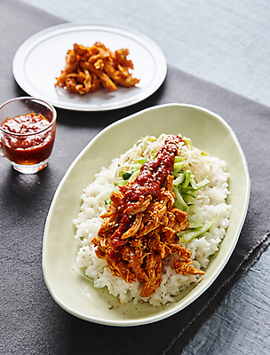 포토 JPG 밥 오이 실내 사람없음 아웃포커스 닭고기 양념 매움 비빔밥 닭고기요리 무침요리 국내포토 한식 음식 채소 촬영기법 육류 내부 맛 무침 파일형식