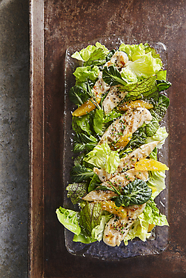 포토 JPG 오렌지 실내 사람없음 닭고기 샐러드 양상추 구운닭고기샐러드 나무배경 국내포토 음식 백그라운드 채소 과일 육류 내부 파일형식