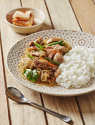 포토 JPG 밥 김치 실내 사람없음 아웃포커스 숟가락 닭고기 닭고기요리 당면 찜닭 나무배경 국내포토 한식 음식 백그라운드 촬영기법 수저 육류 내부 파일형식