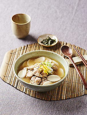 포토 JPG 회색배경 실내 사람없음 닭고기 고명 떡국 지단 닭장떡국 국내포토 한식 백그라운드 육류 내부 회색 전통음식 파일형식