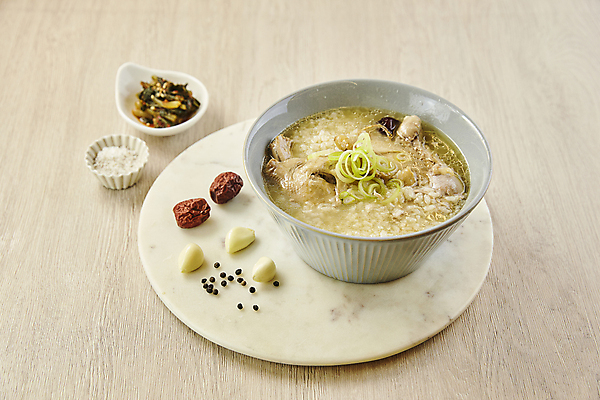 포토 JPG 실내 마늘 사람없음 대추 삼계탕 후추 닭죽 삼계죽 통후추 베이지색배경 국내포토 백그라운드 채소 내부 향신료 죽 보양식 베이지색 파일형식