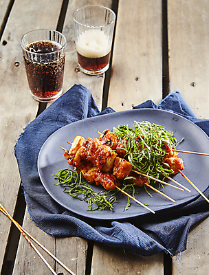 포토 JPG 실내 사람없음 안주 깻잎 맥주잔 닭꼬치 흑맥주 나무배경 국내포토 백그라운드 채소 술잔 맥주 내부 닭고기 꼬치 파일형식