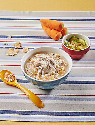 포토 JPG 실내 사람없음 닭고기 당근 식탁보 누룽지 닭죽 오이무침 누룽지닭죽 국내포토 뿌리채소 육류 내부 죽 무침 파일형식