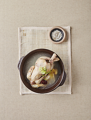 포토 JPG 실내 사람없음 하이앵글 닭고기 천 뚝배기 대추 소금 삼계탕 백숙 갈색배경 국내포토 음식 뷰포인트 백그라운드 육류 내부 갈색 직물 보양식 파일형식