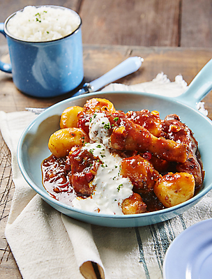포토 JPG 감자 실내 사람없음 머그컵 매움 닭다리 칠리소스 닭고기요리 찜닭 나무배경 알감자 국내포토 음식 백그라운드 채소 내부 컵 소스_음식 맛 감자요리 파일형식