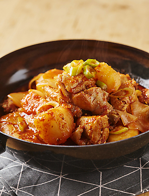 포토 JPG 감자 실내 근접촬영 사람없음 닭고기 고추장 매움 닭고기요리 닭볶음탕 국내포토 음식 뷰포인트 채소 육류 내부 양념 맛 파일형식