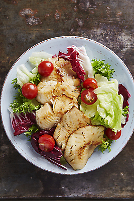 포토 JPG 방울토마토 검은배경 사람없음 샐러드 양상추 생선구이 치커리 임연수어 라디치오 국내포토 음식 백그라운드 토마토 채소 어류 검은색 구이 생선요리 파일형식