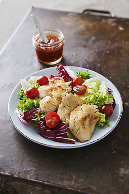 포토 JPG 방울토마토 사람없음 아웃포커스 샐러드 소스 양상추 치커리 임연수어 나무배경 라디치오 국내포토 음식 백그라운드 토마토 채소 촬영기법 어류 양념 파일형식