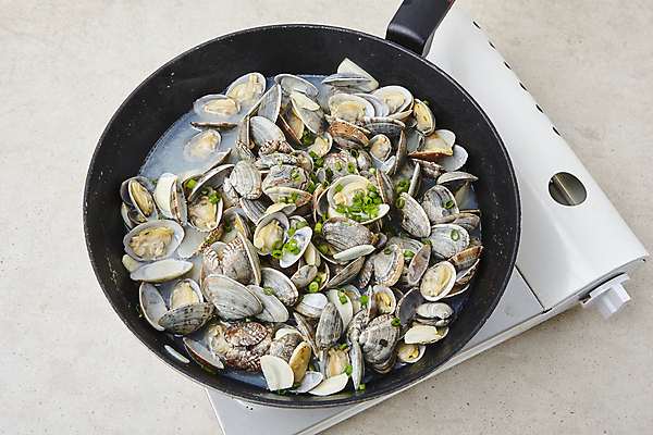 포토 JPG 주류 사람없음 프라이팬 버너 안주 흰배경 쪽파 바지락 조개찜 술찜 국내포토 음료 백그라운드 주방용품 조개 흰색 찜 파 파일형식