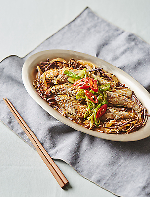 포토 JPG 회색배경 사람없음 홍고추 대파 고사리 생선찜 조기_생선 조기찜 국내포토 백그라운드 채소 고추 어류 회색 찜 파 파일형식