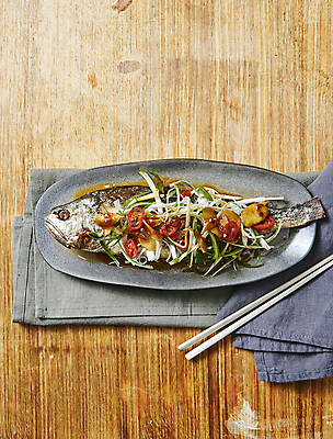 포토 JPG 사람없음 양념 홍고추 간장 대파 생선찜 조기_생선 나무배경 조기찜 국내포토 백그라운드 고추 어류 찜 파 파일형식