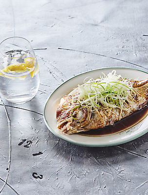 포토 JPG 회색배경 사람없음 중식 양념 간장 도미 생선튀김 파채 국내포토 음식 백그라운드 어류 회색 튀김 파일형식