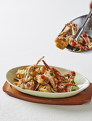 포토 JPG 접시 집게 들기 사람없음 꽃게 양념 프라이팬 해산물 흰배경 볶음 꽃게요리 꽃게볶음 국내포토 식기 음식 백그라운드 모션 주방용품 게 흰색 파일형식