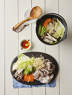 포토 JPG 접시 사람없음 당근 소스 냄비 배추 국자 흰배경 부추 느타리버섯 샤브샤브 주꾸미 해물샤브샤브 국내포토 식기 음식 백그라운드 채소 주방용품 연체동물 뿌리채소 수중동물 버섯 흰색 양념 솥 파일형식