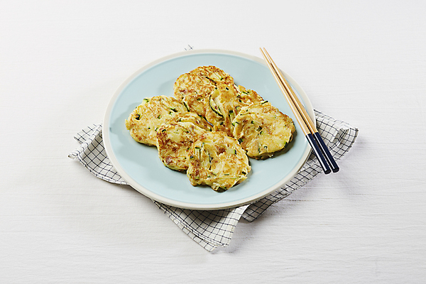 포토 JPG 사람없음 흰배경 애호박 부침 애호박전 국내포토 음식 백그라운드 호박 흰색 호박전 파일형식