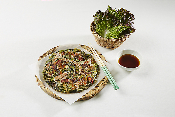 포토 JPG 사람없음 상추 전 오징어 흰배경 간장 부침개 대나무소쿠리 상추오징어전 국내포토 한식 음식 백그라운드 채소 연체동물 수중동물 흰색 양념 파일형식