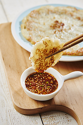 포토 JPG 젓가락 들기 사람없음 아웃포커스 양념 간장 감자전 국내포토 모션 촬영기법 수저 전 파일형식