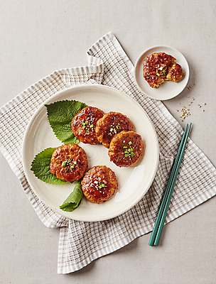 포토 JPG 한식 사람없음 미트볼 깻잎 다진고기 떡갈비 베이지색배경 국내포토 음식 백그라운드 채소 육류 베이지색 파일형식