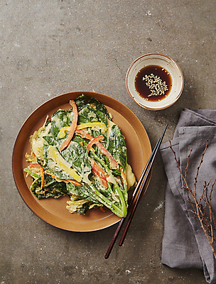 포토 JPG 파프리카 사람없음 간장 부침개 시금치 부침 야채전 갈색배경 시금치전 국내포토 한식 음식 백그라운드 채소 갈색 양념 전 파일형식