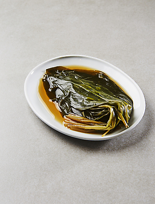 포토 JPG 회색배경 사람없음 간장 장아찌 명이나물 명이나물장아찌 국내포토 백그라운드 회색 양념 나물 파일형식