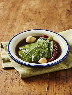 포토 JPG 마늘 사람없음 홍고추 깻잎 간장 깻잎절임 장아찌 절임 나무배경 국내포토 음식 백그라운드 채소 고추 양념 파일형식