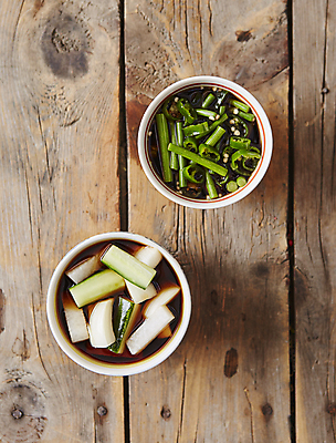 포토 JPG 양파 오이 사람없음 하이앵글 무 간장 장아찌 절임 청양고추 나무배경 마늘종 국내포토 음식 뷰포인트 줄기 백그라운드 채소 고추 뿌리채소 마늘 양념 파일형식