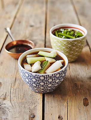 포토 JPG 양파 오이 사람없음 아웃포커스 무 간장 장아찌 절임 청양고추 나무배경 마늘종 국내포토 음식 줄기 백그라운드 채소 고추 뿌리채소 촬영기법 마늘 양념 파일형식