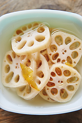 포토 JPG 사람없음 소스 피클 연근 연근요리 유자 절임 나무배경 유자연근절임 국내포토 음식 백그라운드 채소 과일 양념 파일형식