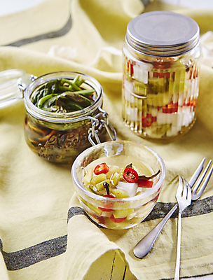 포토 JPG 포크 유리병 사람없음 담기 피클 홍고추 마늘쫑장아찌 장아찌 마늘종 국내포토 식기 줄기 모션 고추 병_용기 마늘 절임 파일형식