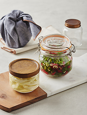 포토 JPG 고추 유리병 사람없음 아웃포커스 보자기 배추 담기 피클 고추절임 절임 절임배추 고추피클 배추피클 국내포토 음식 채소 식재료 모션 병_용기 촬영기법 파일형식 천_직물