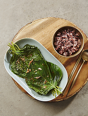 포토 JPG 회색배경 반찬 수저 사람없음 양념 찜 깻잎 깻잎절임 장아찌 흑미밥 국내포토 식기 음식 백그라운드 채소 밥 회색 절임 파일형식