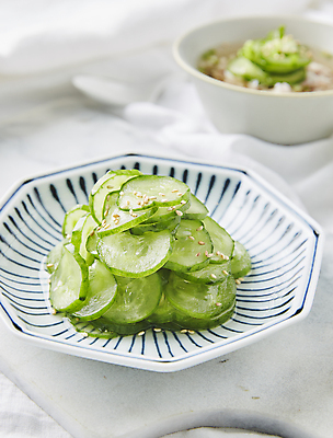 포토 JPG 반찬 오이 사람없음 아웃포커스 흰배경 오이무침 오이절임 국내포토 음식 백그라운드 채소 촬영기법 흰색 무침 절임 파일형식