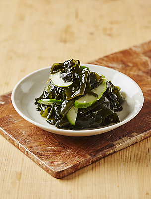 포토 JPG 반찬 오이 사람없음 미역 초무침 나무배경 미역무침 국내포토 음식 백그라운드 채소 해조류 무침 파일형식