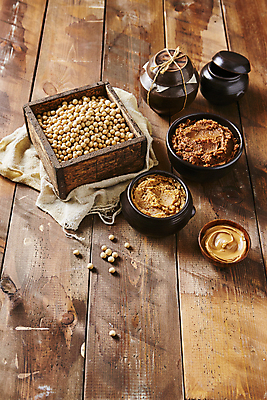 포토 JPG 사람없음 항아리 된장 발효 발효음식 되 메주콩 나무배경 국내포토 음식 백그라운드 도자기 양념 파일형식