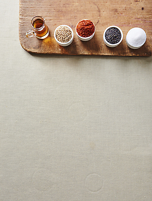 포토 JPG 회색배경 사람없음 양념 깨 검은깨 고춧가루 참기름 카피스페이스 국내포토 백그라운드 식재료 공백 회색 조미료 기름_음식 가루 파일형식