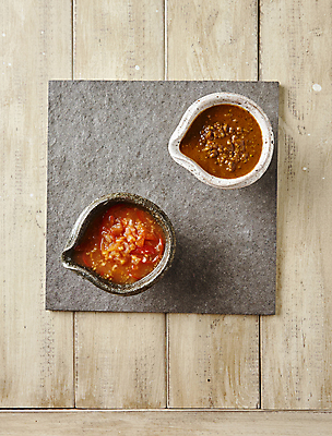 포토 JPG 사람없음 소스 홍고추 다진마늘 땅콩소스 나무배경 국내포토 백그라운드 고추 양념 소스_음식 파일형식