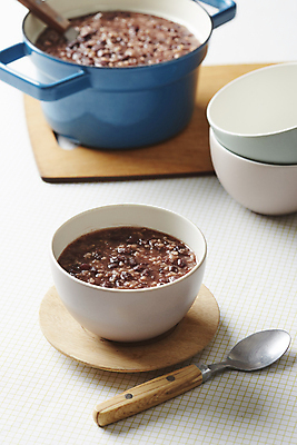 포토 JPG 그릇 사람없음 숟가락 냄비 국자 흰배경 팥 동지 동지팥죽 팥죽 국내포토 식기 백그라운드 주방용품 수저 흰색 솥 죽 파일형식