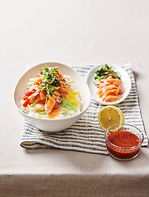 포토 JPG 밥 오이 파프리카 사람없음 양념 소스 레몬 흰배경 비빔밥 어린잎 훈제연어 연어덮밥 훈제연어비빔밥 국내포토 한식 음식 백그라운드 잎 채소 과일 흰색 훈제 파일형식