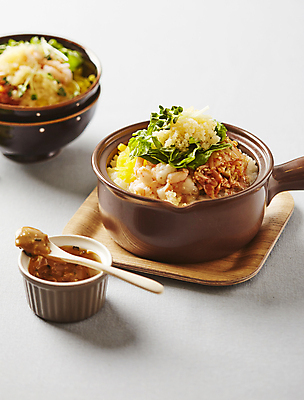 포토 JPG 한식 밥 김치 사람없음 아웃포커스 흰배경 단무지 깻잎 날치알 날치알비빔밥 김치알밥 국내포토 음식 백그라운드 채소 촬영기법 알 흰색 비빔밥 알밥 파일형식