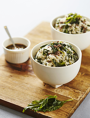 포토 JPG 사람없음 아웃포커스 소고기 양념 소스 흰배경 나무도마 나물밥 취나물 취나물밥 국내포토 백그라운드 밥 도마 촬영기법 육류 목재 흰색 나물 파일형식