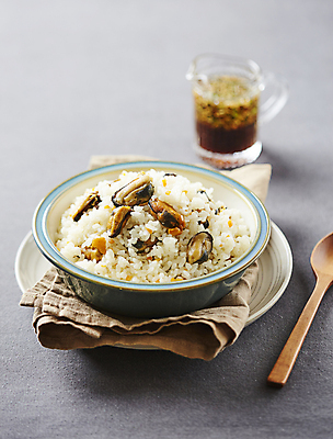 포토 JPG 회색배경 사람없음 양념 간장 홍합 조개밥 조갯살 국내포토 백그라운드 밥 조개 어패류 회색 파일형식