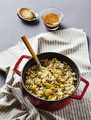 포토 JPG 회색배경 사람없음 숟가락 양념 소스 냄비 전복 영양밥 전복요리 전복영양밥 국내포토 음식 백그라운드 밥 어패류 수저 회색 솥 파일형식