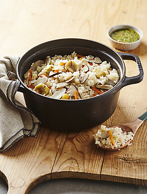 포토 JPG 사람없음 버섯 당근 밤 표고버섯 나무도마 돌솥밥 영양밥 우엉 은행열매 국내포토 열매 채소 밥 뿌리채소 도마 목재 견과류 파일형식