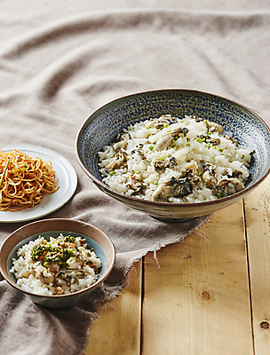 포토 JPG 밥 사람없음 굴 양념 무 쪽파 돌솥밥 파무침 나무배경 무굴밥 국내포토 음식 백그라운드 어패류 뿌리채소 무침 파 파일형식